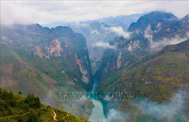 Hùng vĩ cảnh mây, nước uốn lượn nơi Hùng vĩ cảnh mây, nước uốn lượn nơi