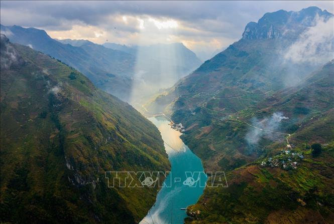 Hùng vĩ cảnh mây, nước uốn lượn nơi Hùng vĩ cảnh mây, nước uốn lượn nơi