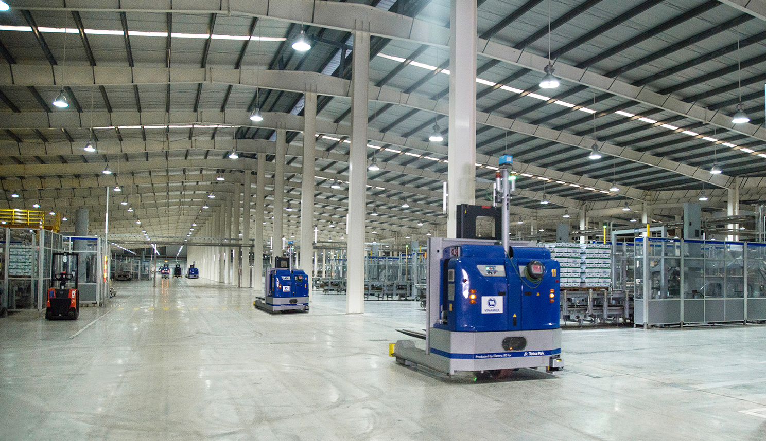 Hệ thống robot LGV tại Nhà máy sữa Việt Nam (Vinamilk) Hệ thống robot LGV tại Nhà máy sữa Việt Nam (Vinamilk)