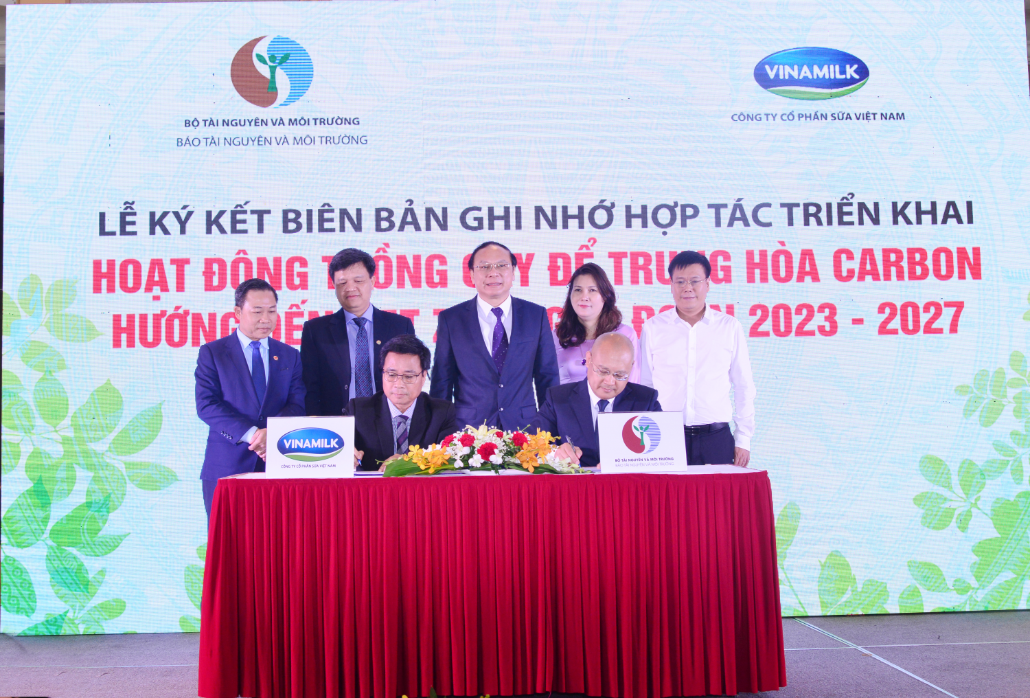 Đại diện Vinamilk và Bộ Tài nguyên và Môi trường kí biên bản ghi nhớ vào cuối năm 2022 Đại diện Vinamilk và Bộ Tài nguyên và Môi trường kí biên bản ghi nhớ vào cuối năm 2022