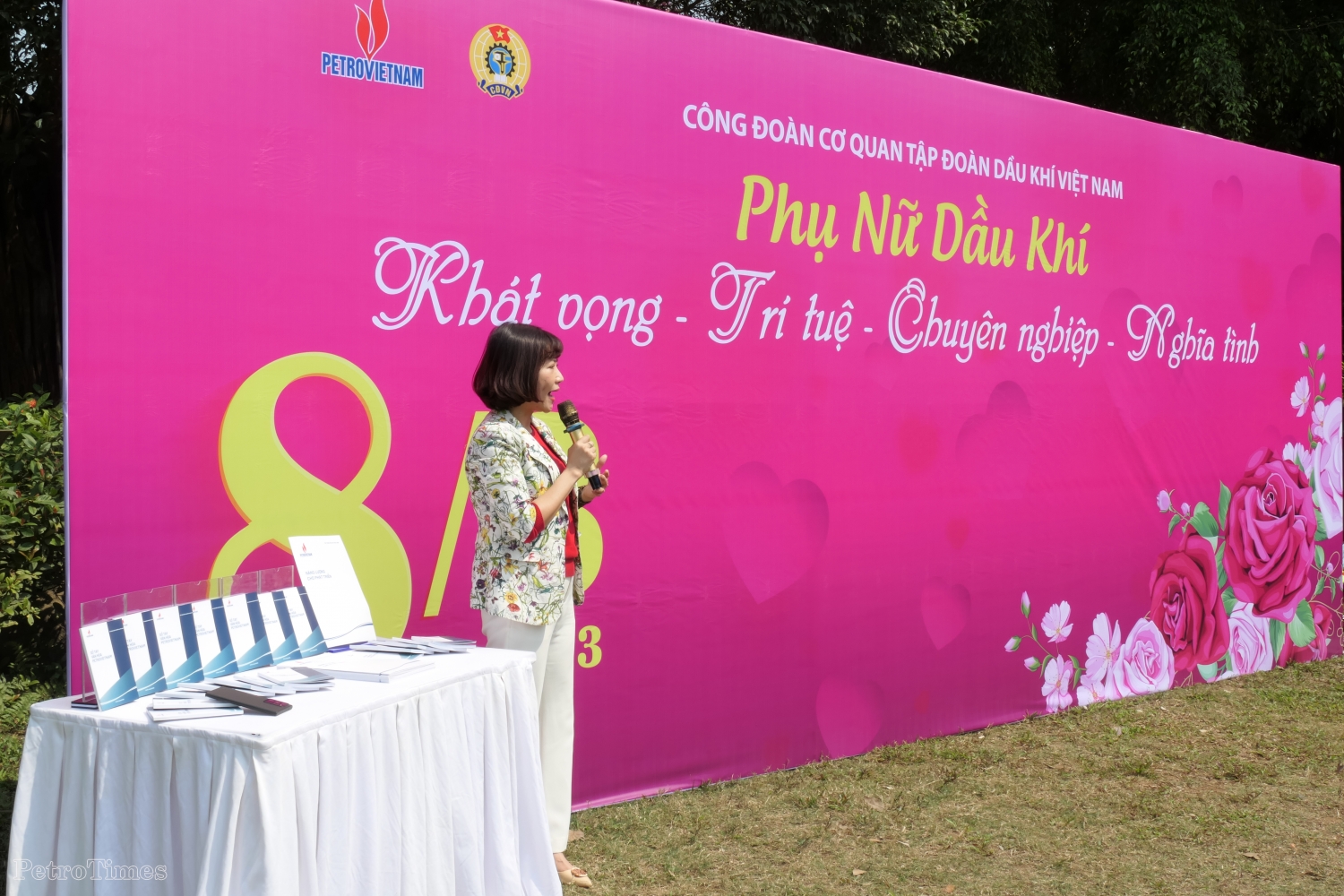 Chị Nguyễn Thu Hương – Uỷ viên Ban thường vụ, Trưởng Ban nữ công Công đoàn Cơ quan Tập đoàn giới thiệu về Sổ tay văn hoá Petrovietnam