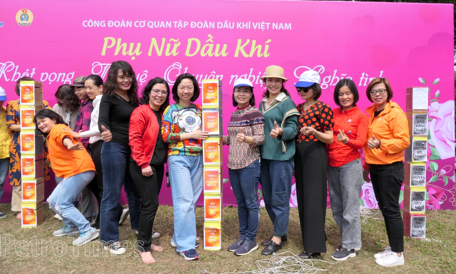Các nữ công đoàn viên hưởng ứng tích cực những trò chơi thú vị 