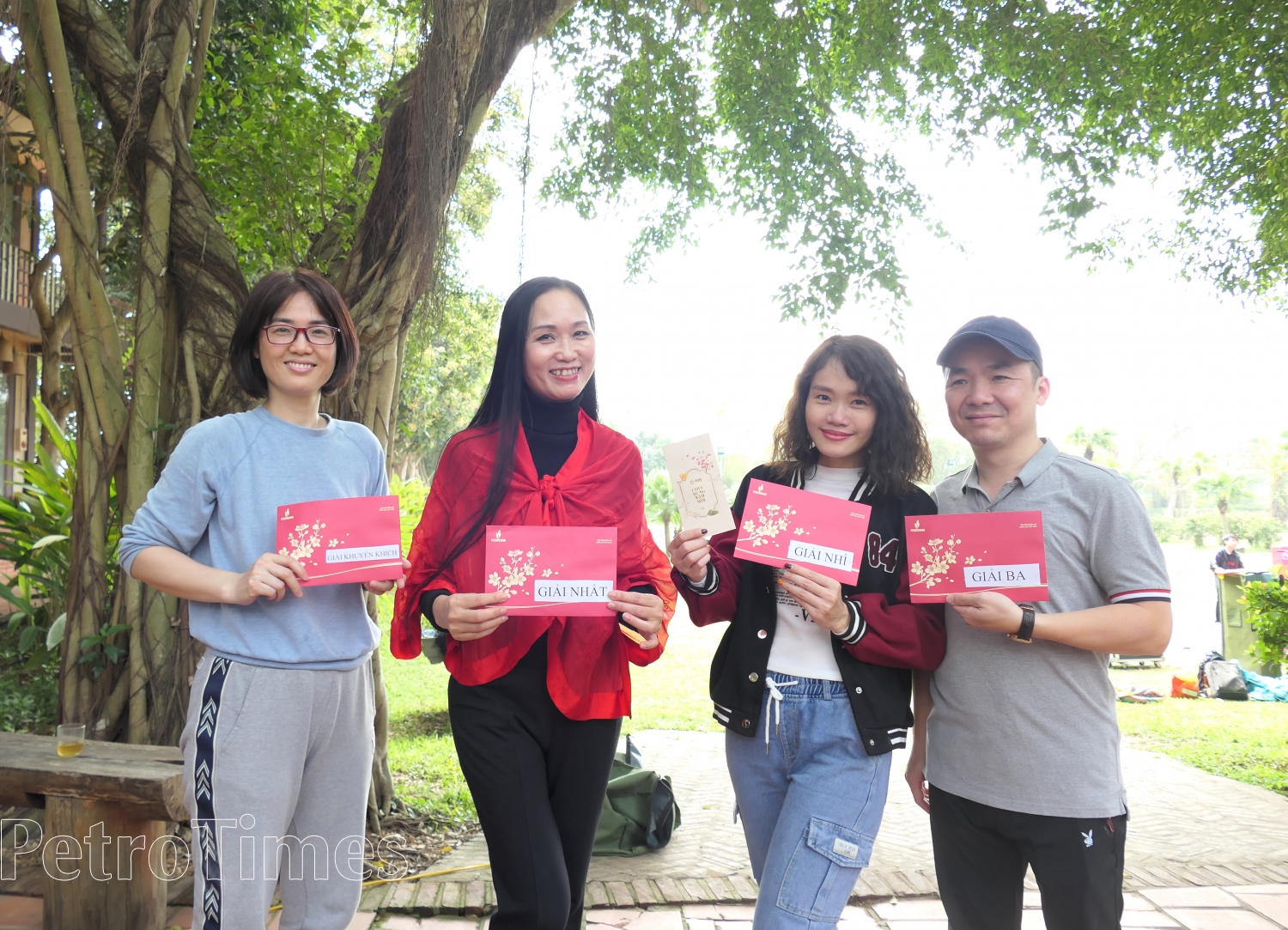 Kết thúc phần tranh tài, đại diện 4 đội chơi xuất sắc nhận giải thưởng của Ban tổ chức