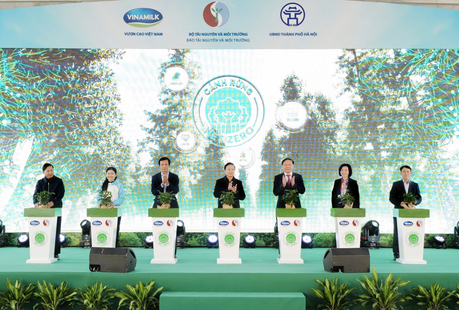 Thúc đẩy mục tiêu Net Zero Carbon năm 2050, Vinamilk khởi động dự án trồng cây tại Hà Nội Thúc đẩy mục tiêu Net Zero Carbon năm 2050, Vinamilk khởi động dự án trồng cây tại Hà Nội