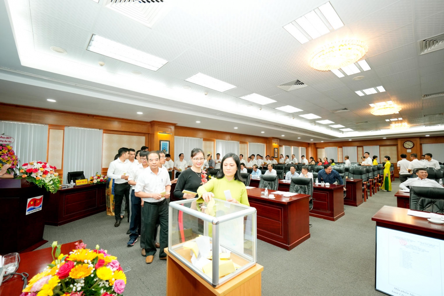 Các đại biểu tiến hành bỏ phiếu
