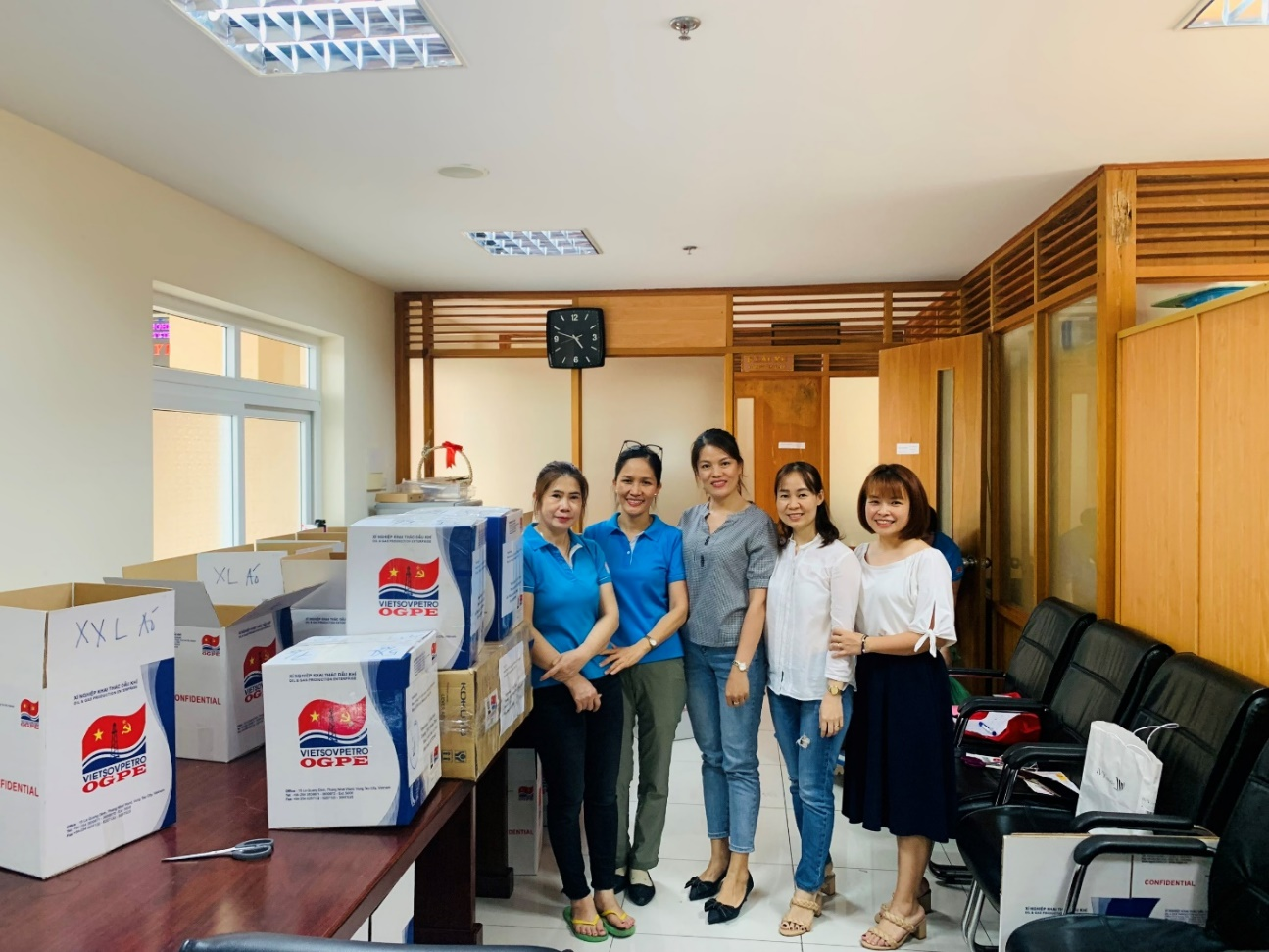 Ban Nữ công Vietsovpetro:  Tặng Áo dài – Trao gửi yêu thương