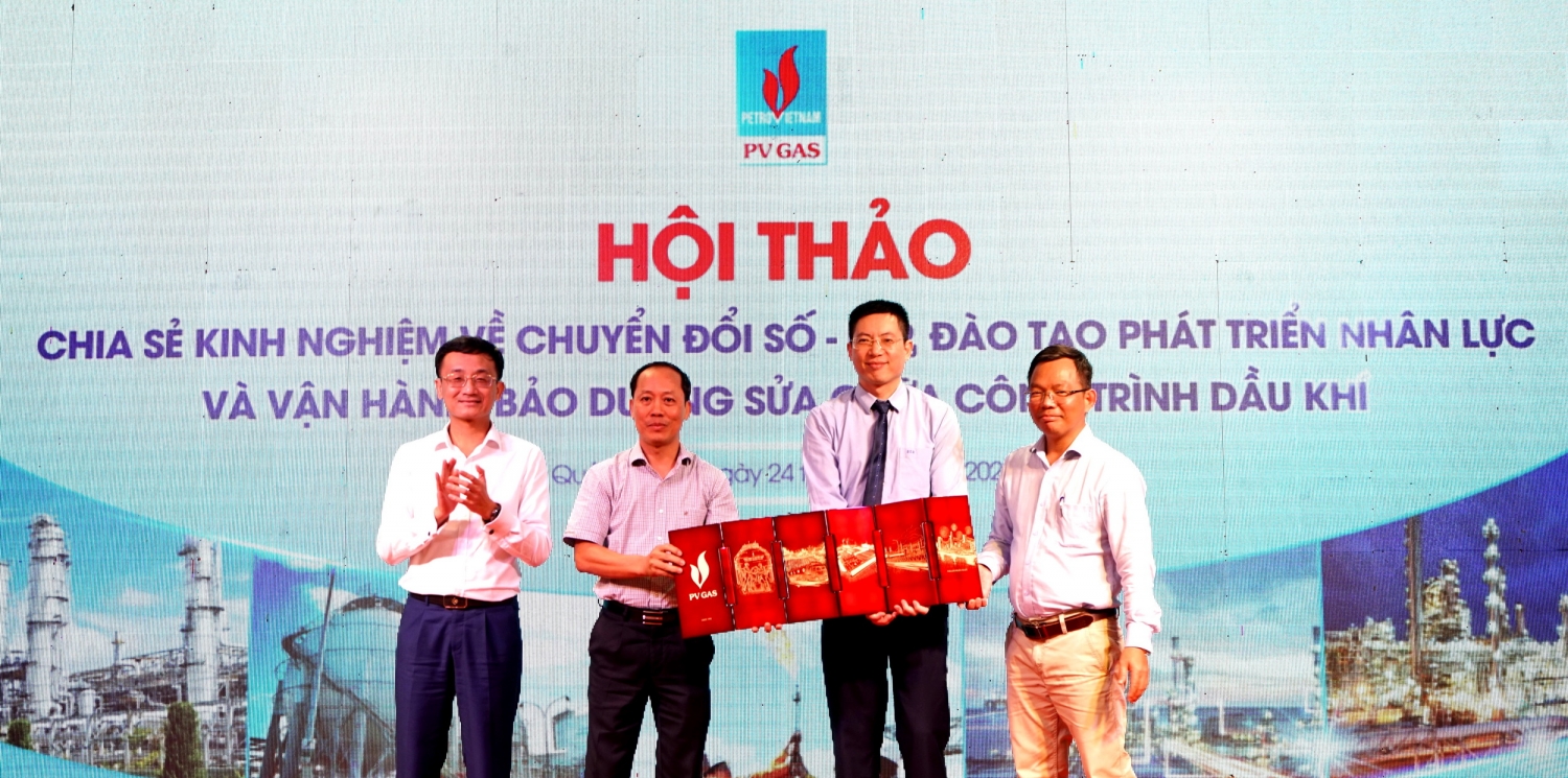 Các đại diện lãnh đạo 2 đơn vị PV GAS và BSR chủ trì Hội thảo