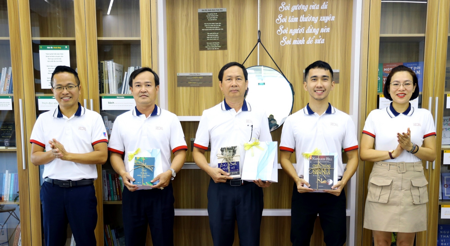 Khen thưởng động viên NLĐ bằng những cuốn sách bổ ích và lý thú Khen thưởng động viên NLĐ bằng những cuốn sách bổ ích và lý thú
