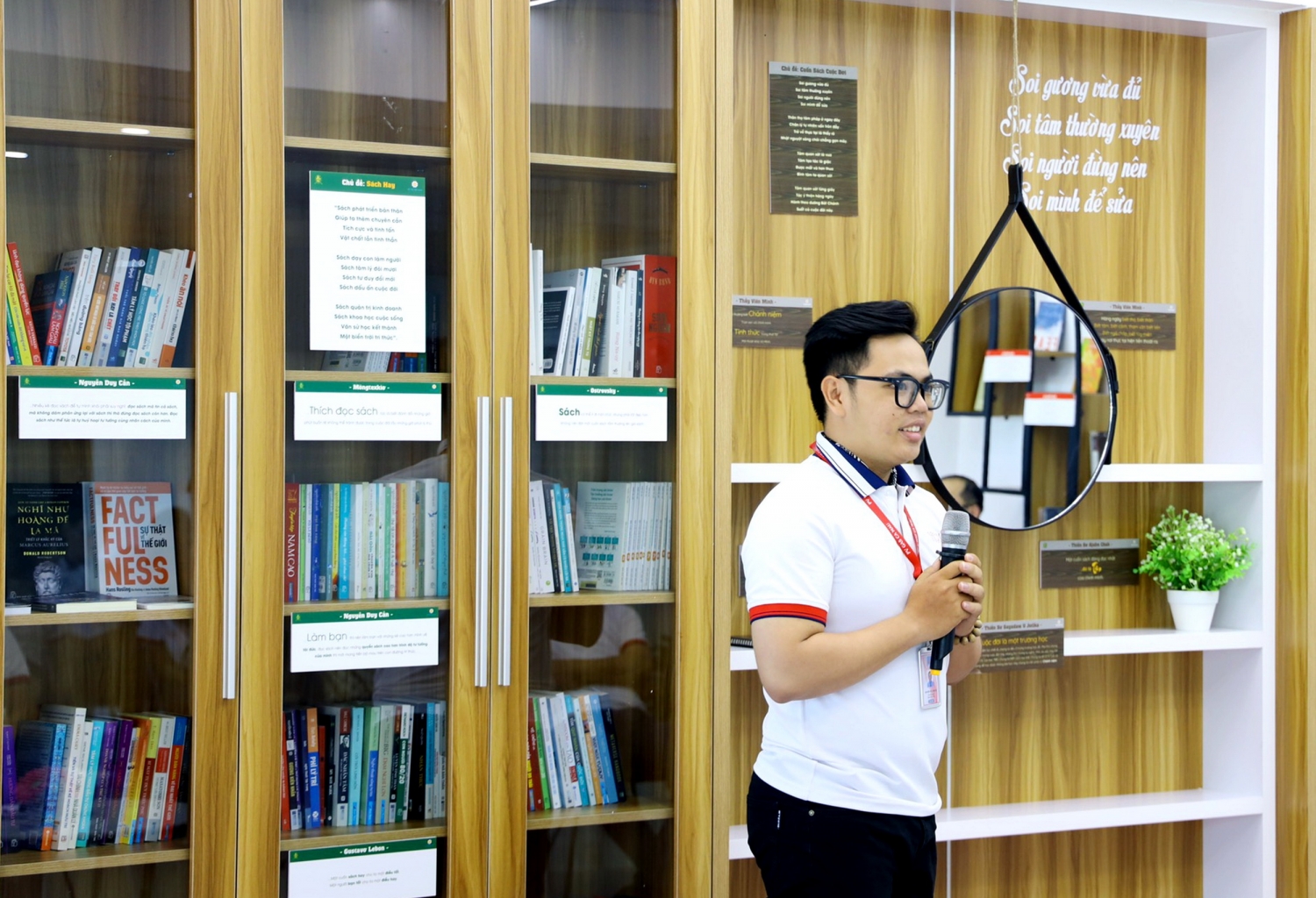 Một thành viên KCM phát biểu bên Cấp độ 5: Cuốn sách cuộc đời với gương soi để tự vấn Một thành viên KCM phát biểu bên Cấp độ 5: Cuốn sách cuộc đời với gương soi để tự vấn