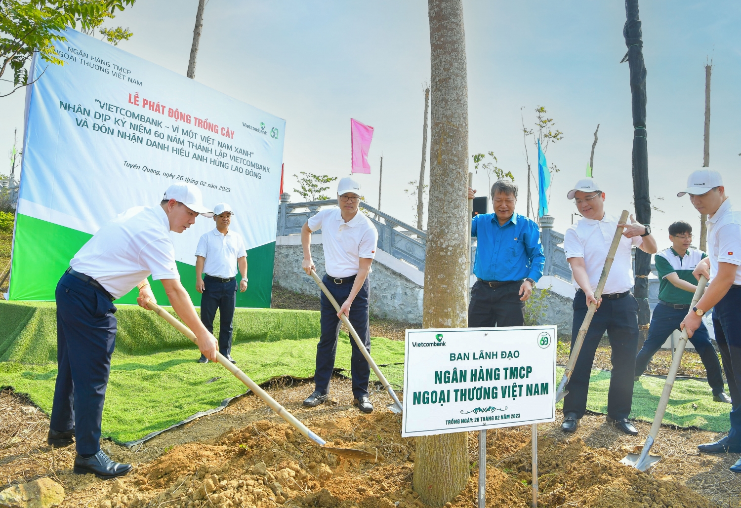 Vietcombank phát động chương trình trồng 60 nghìn cây xanh “Vietcombank - Vì một Việt Nam xanh” Vietcombank phát động chương trình trồng 60 nghìn cây xanh “Vietcombank - Vì một Việt Nam xanh”
