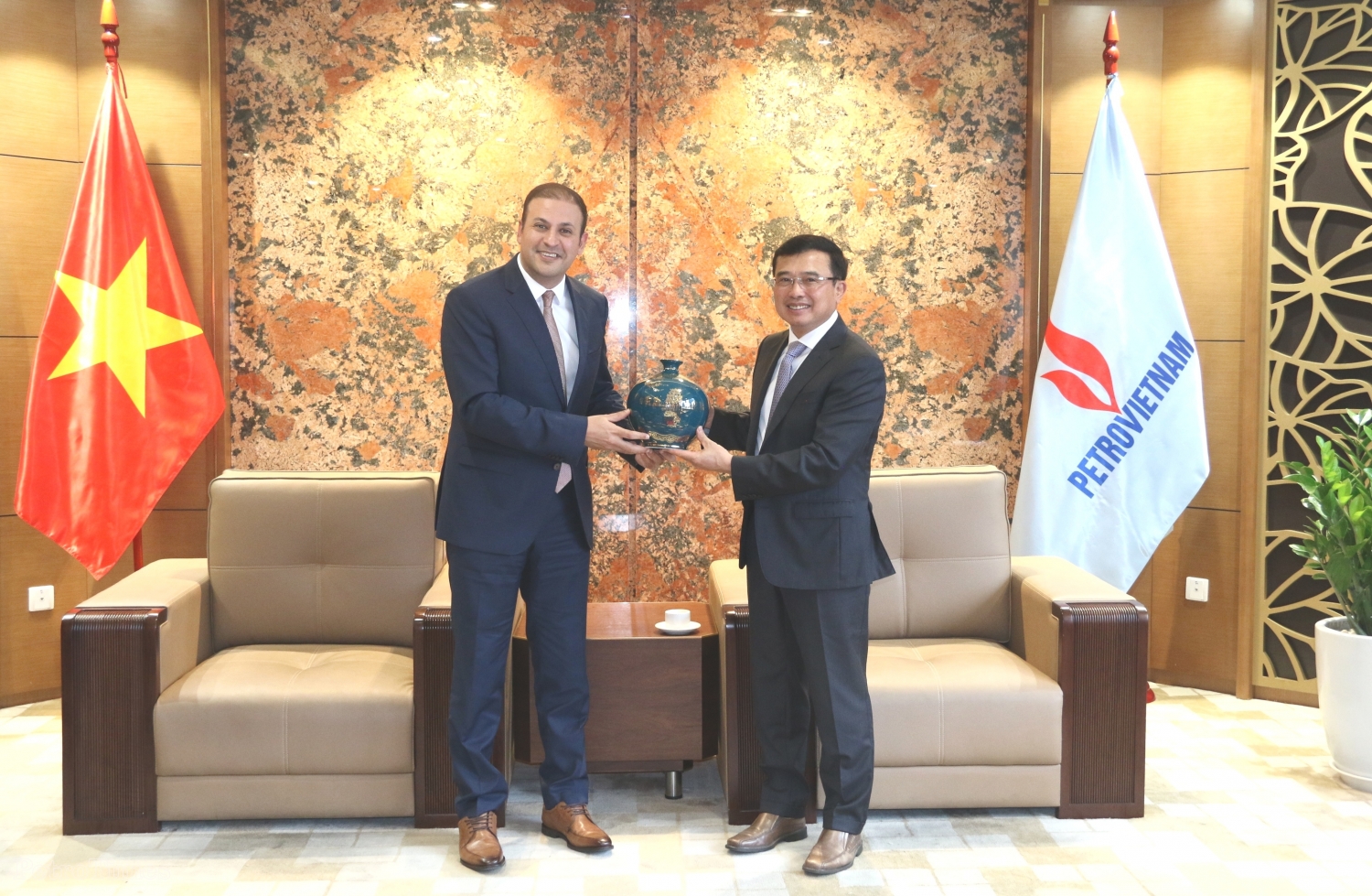 Chủ tịch HĐTV Petrovietnam Hoàng Quốc Vượng tặng quà lưu niệm cho Đại sứ Vương quốc Ả-rập Xê-út Mohammed Ismaeil A. Dahlwy