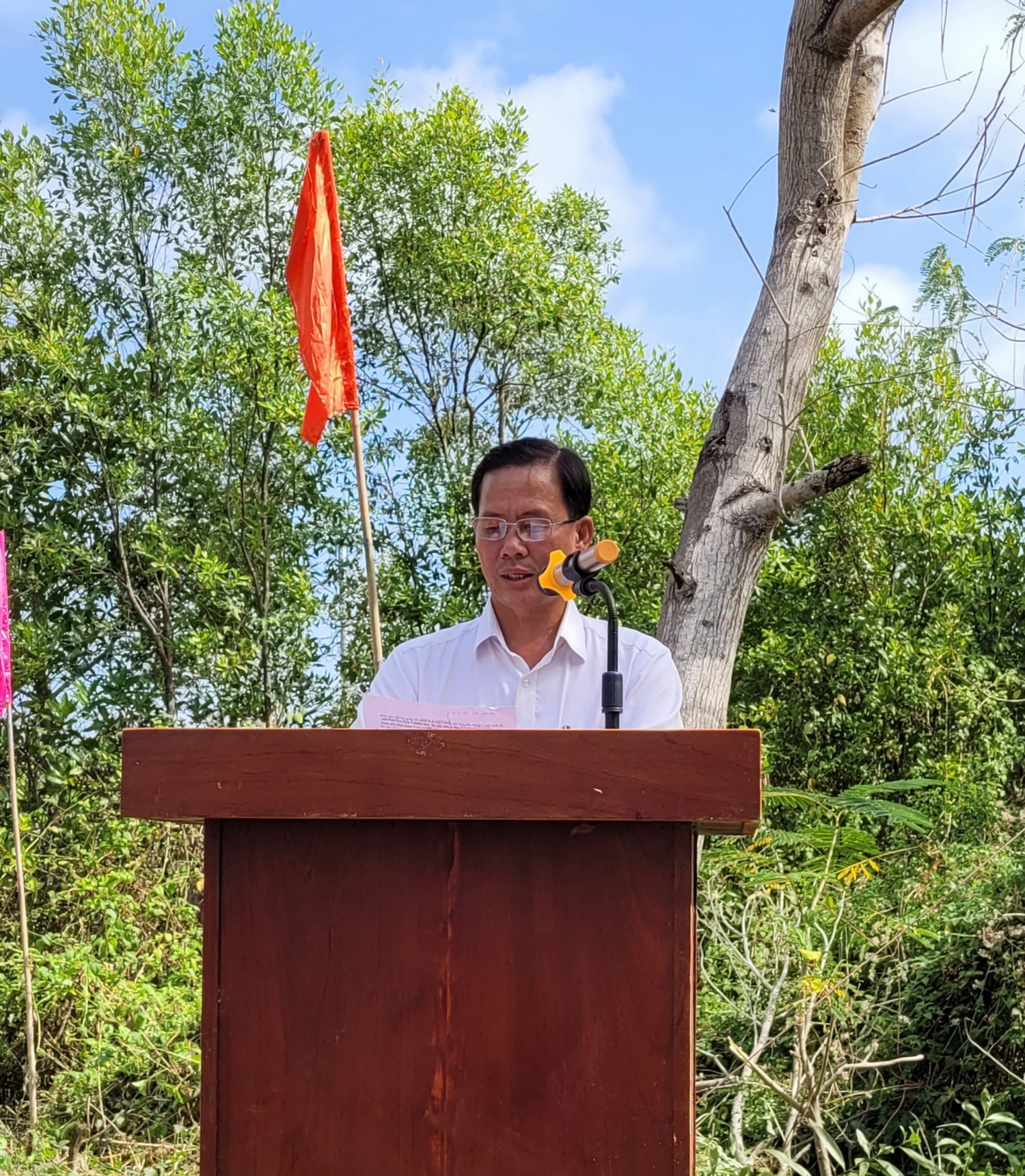 Ông Lê Quốc Đoàn Phó bí thư, Chủ tịch Ủy ban nhân dân xã Tân Đức đại diện bà con và chính quyền địa phương cảm ơn sự hỗ trợ của PV GAS