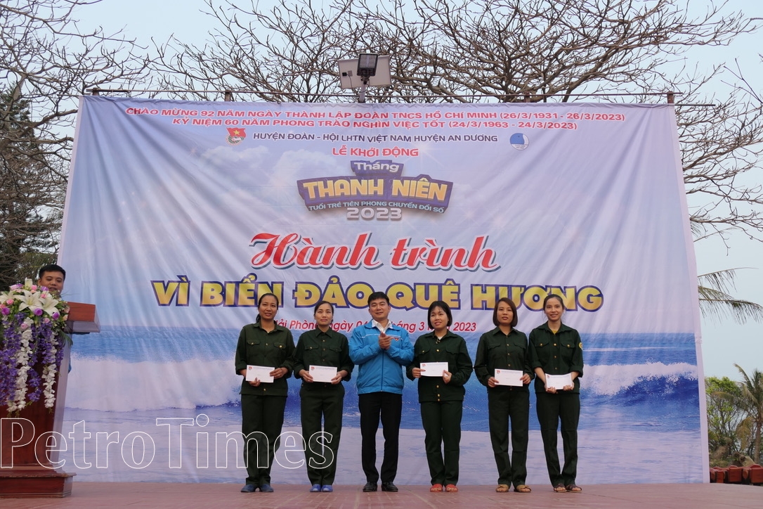 Ấm áp, nghĩa tình hành trình hướng về biển đảo quê hương