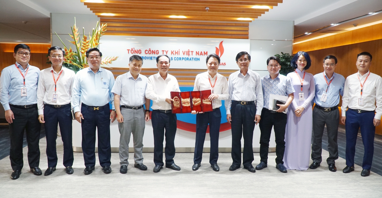 PV GAS tặng quà lưu niệm cho Hội DKVN