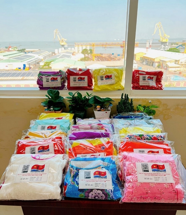 Tặng áo dài - Trao gửi yêu thương