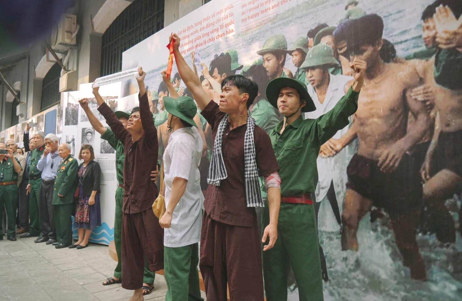 “Phút hồi sinh” của các chiến sĩ cách mạng bị địch bắt, tù đày “Phút hồi sinh” của các chiến sĩ cách mạng bị địch bắt, tù đày