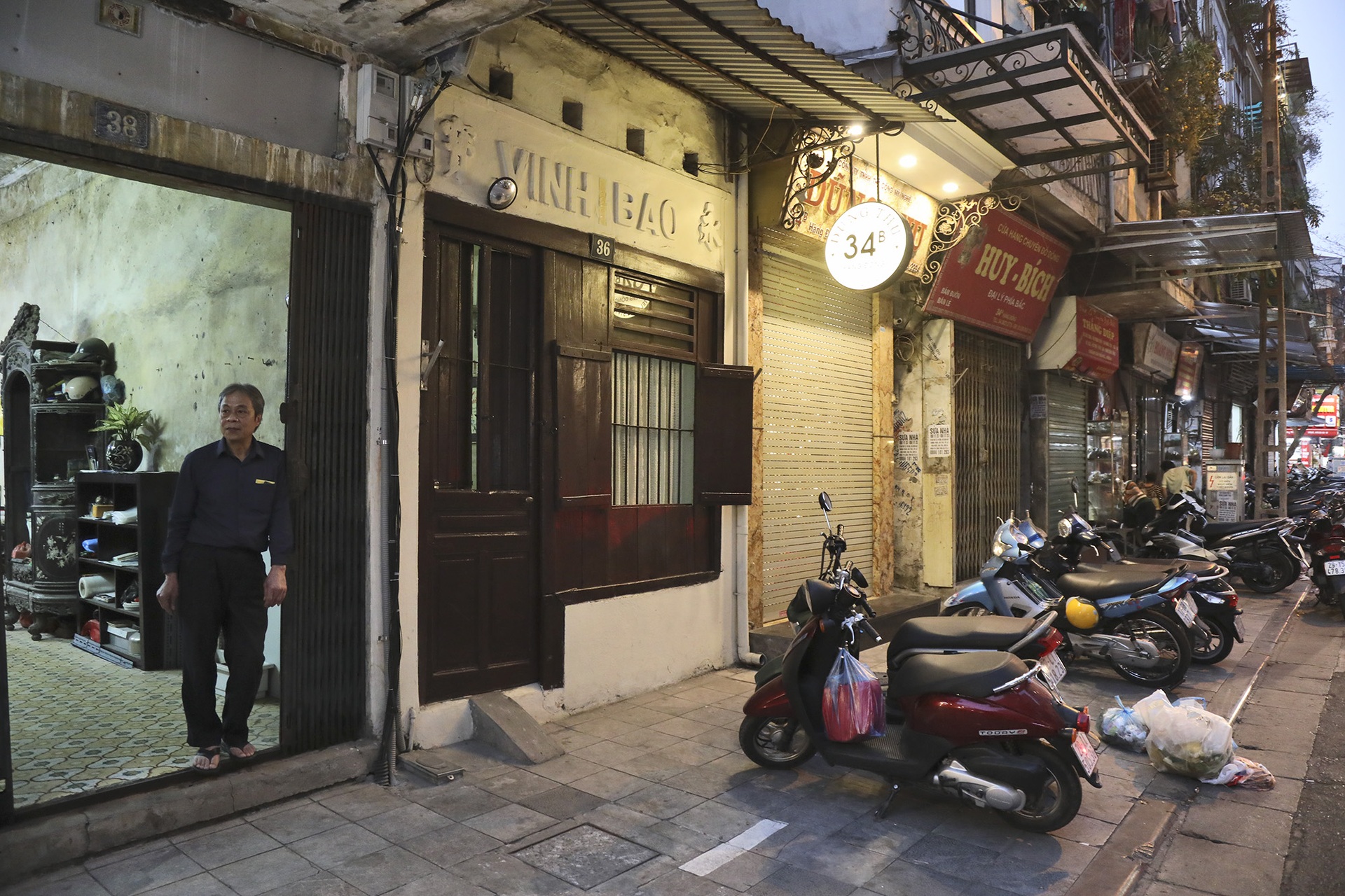 Những biển hiệu vang bóng một thời trên phố cổ Hà Nội - 5