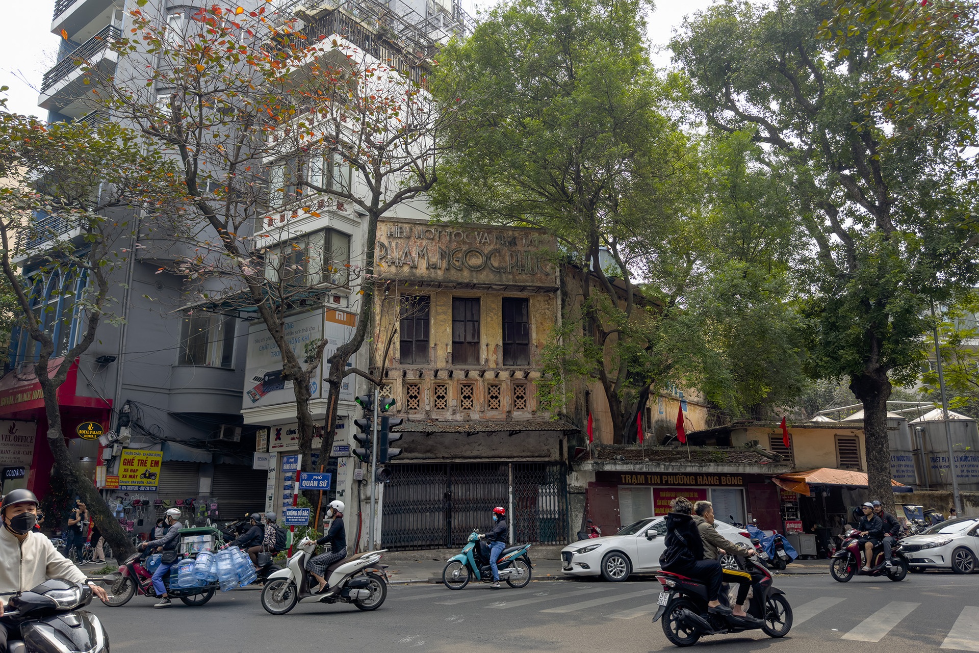 Những biển hiệu vang bóng một thời trên phố cổ Hà Nội - 7
