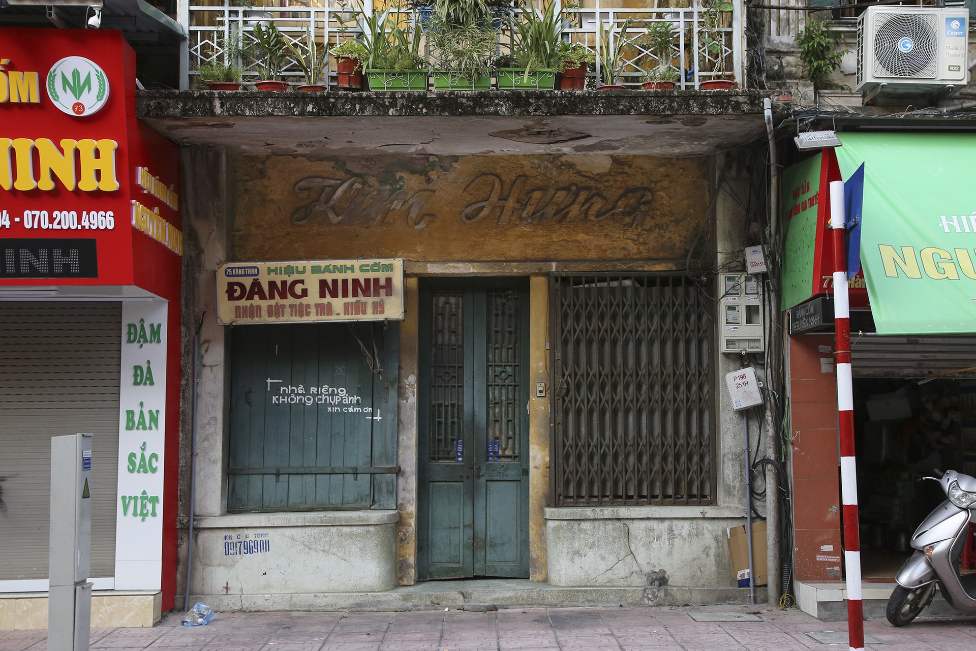 Những biển hiệu vang bóng một thời trên phố cổ Hà Nội - 9