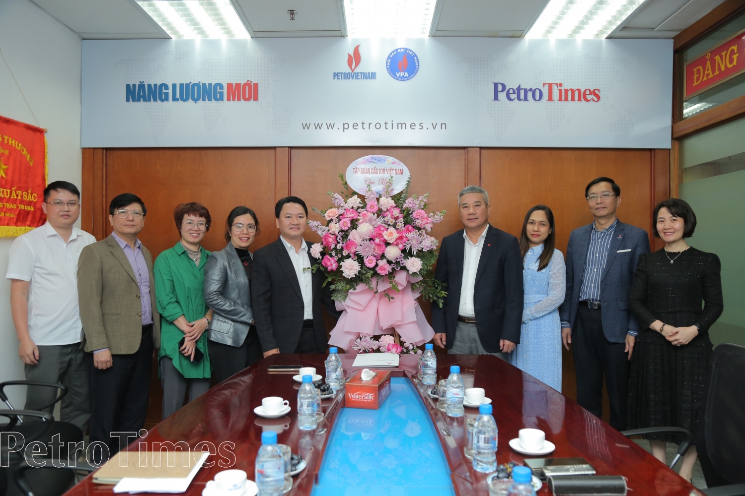 Lãnh đạo Petrovietnam chúc mừng Tạp chí Năng lượng Mới - PetroTimes nhân kỷ niệm 12 năm ngày ra số đầu tiên Lãnh đạo Petrovietnam chúc mừng Tạp chí Năng lượng Mới - PetroTimes nhân kỷ niệm 12 năm Ngày ra số đầu tiên