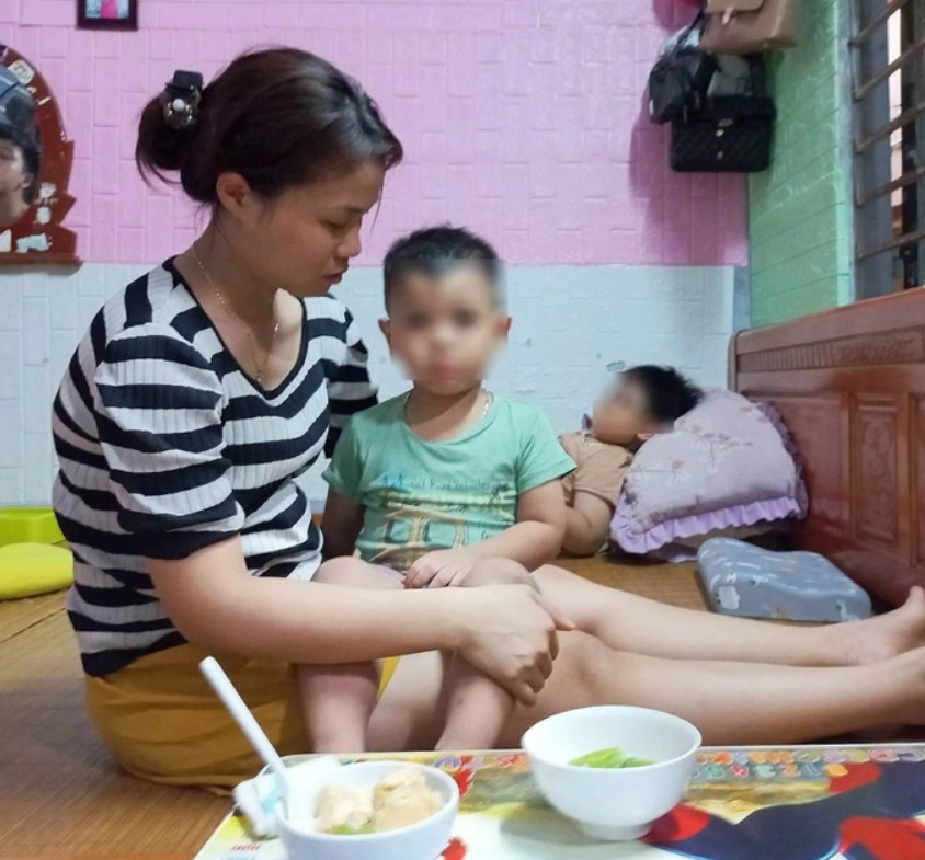 Chị Luận rất quan tâm tới các điều kiện để có thể tiếp cận lương hưu (ảnh: Thanh Xuân)