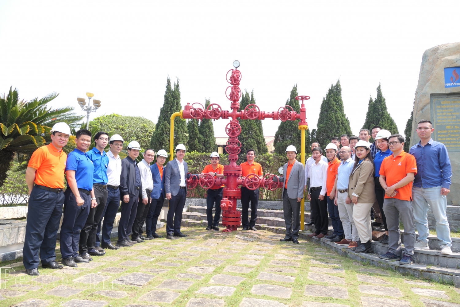 Lãnh đạo PVEP thăm Khu lưu niệm Công trình khai thác dầu khí đầu tiên tại Việt Nam