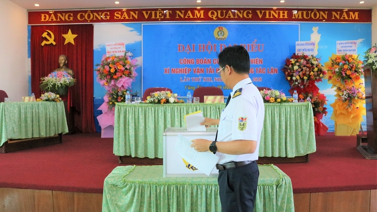 Công đoàn XN Vận tải biển và Công tác lặn Vietsovpetro tổ chức thành công Đại hội lần thứ XIII