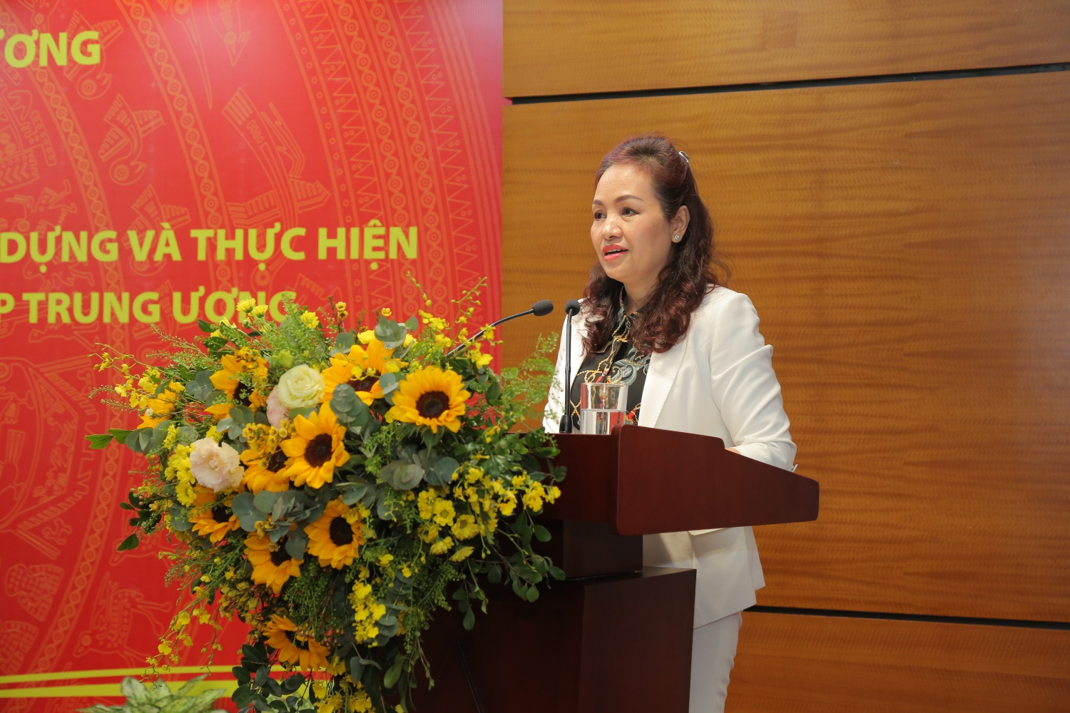 Đẩy mạnh việc xây dựng văn hóa doanh nghiệp thông qua văn bản, nghị quyết của Đảng ủy
