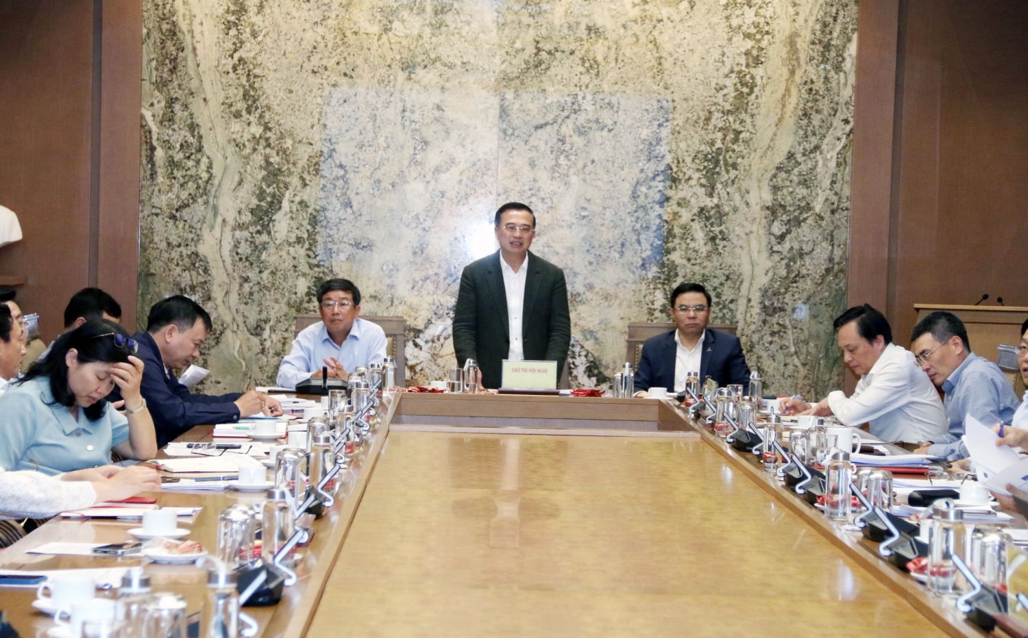 Đồng chí Hoàng Quốc Vượng, Bí thư Đảng ủy, Chủ tịch HĐTV Tập đoàn phát biểu tại cuộc họp