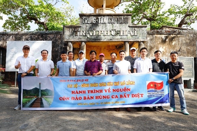 Chi bộ Giàn nén khí mỏ Rồng tổ chức Hành trình về nguồn – Côn Đảo bản hùng ca bất diệt