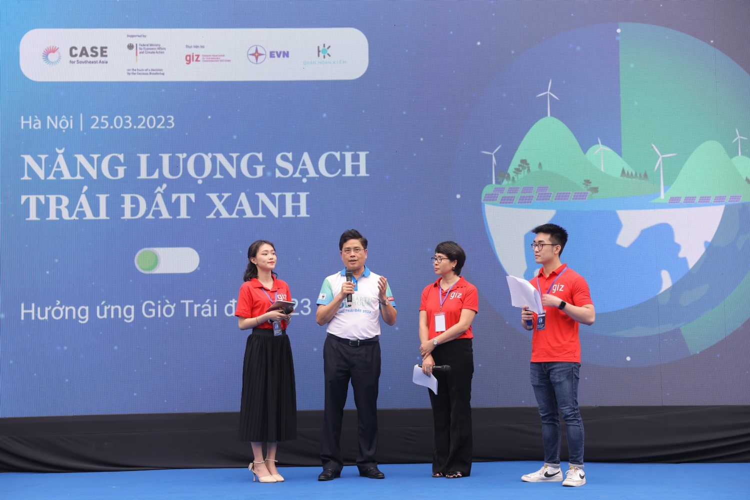 Các chuyên gia trao đổi tại chương trình