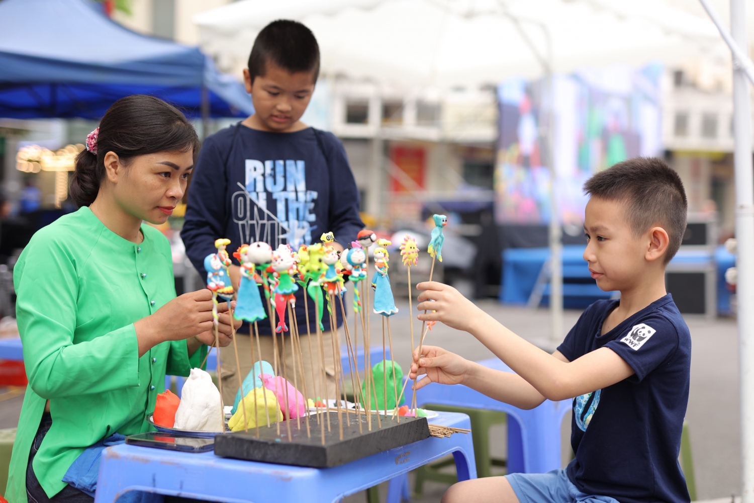 Các hoạt động bên lê thu hút các em nhỏ