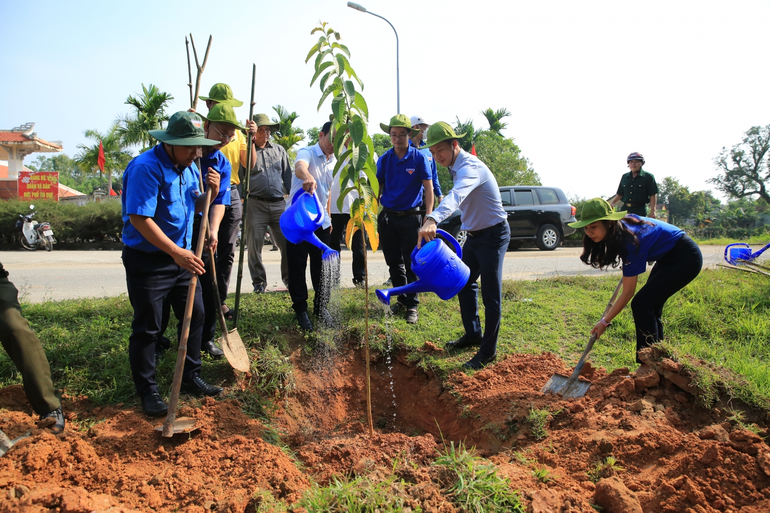 Đoàn Thanh niên BSR thực hiện công trình thanh niên trên quê hương đồng chí Nguyễn Nghiêm