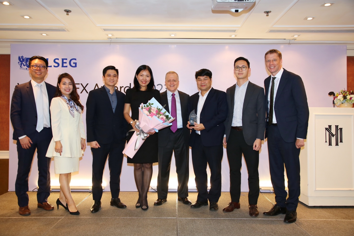 Vietcombank nhận danh hiệu Best FXall Taker tại lễ trao giải thưởng Refinitiv Vietnam FX Awards năm 2023 Vietcombank nhận danh hiệu Best FXall Taker tại lễ trao giải thưởng Refinitiv Vietnam FX Awards năm 2023