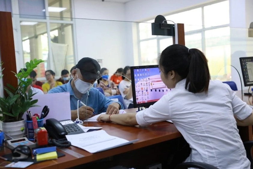 Người lao động làm thủ tục nhận trợ cấp thất nghiệp Người lao động làm thủ tục nhận trợ cấp thất nghiệp