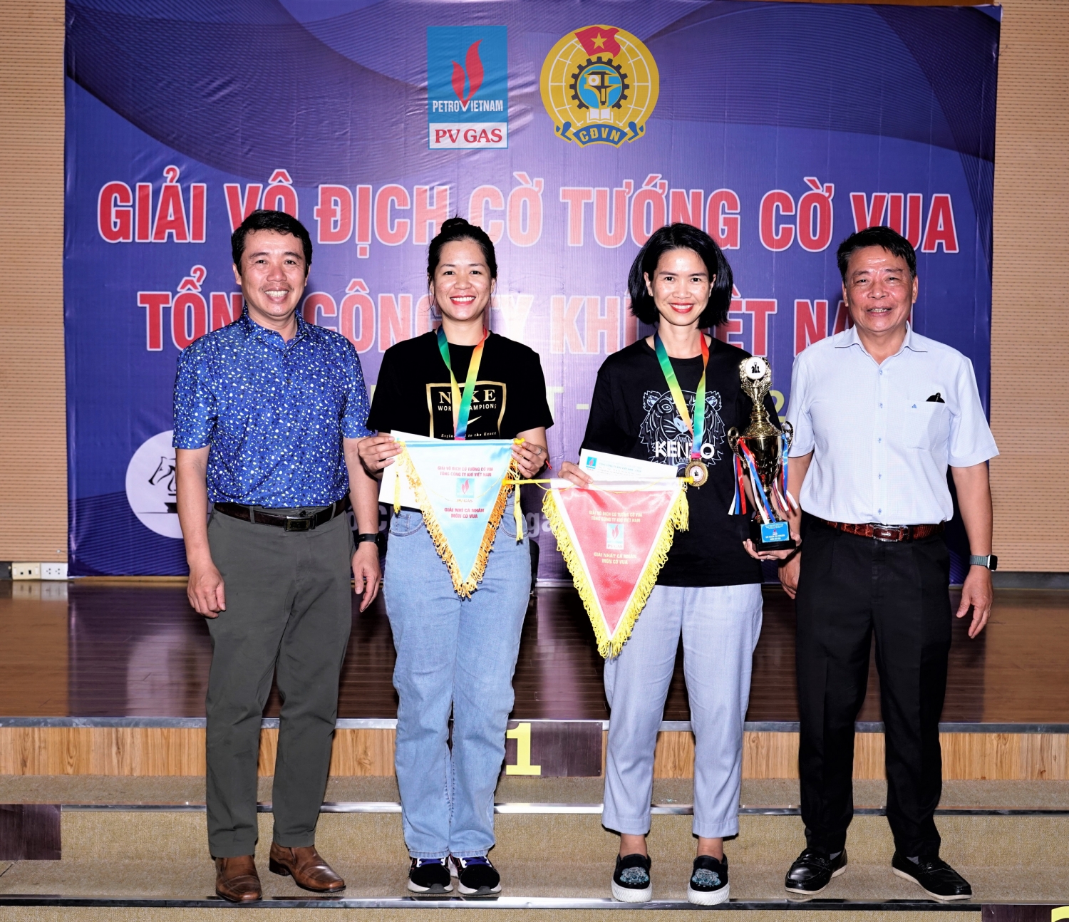  Trao giải cho các nữ VĐV cờ vua xuất sắc