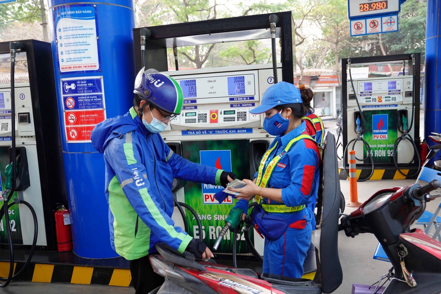 Tin tức kinh tế ngày 30/3: Quý I/2023, nguồn cung xăng dầu ổn định VCCI đề nghị miễn thuế tiêu thụ đặc biệt đối với xăng, đồ uống có đường