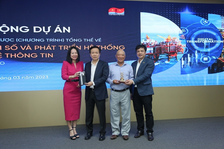 Vietsovpetro tổ chức Lễ Khởi động dự án xây dựng chiến lược tổng thể về chuyển đổi số và phát triển hạ tầng công nghệ thông tin Vietsovpetro khởi động dự án xây dựng chiến lược tổng thể về chuyển đổi số và phát triển hạ tầng CNTT