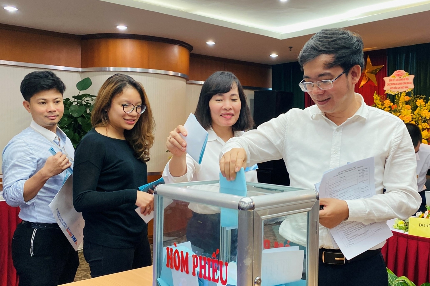 Các đại biểu bỏ phiếu bầu Ban chấp hành Công đoàn VPI khóa XII tại Đại hội.