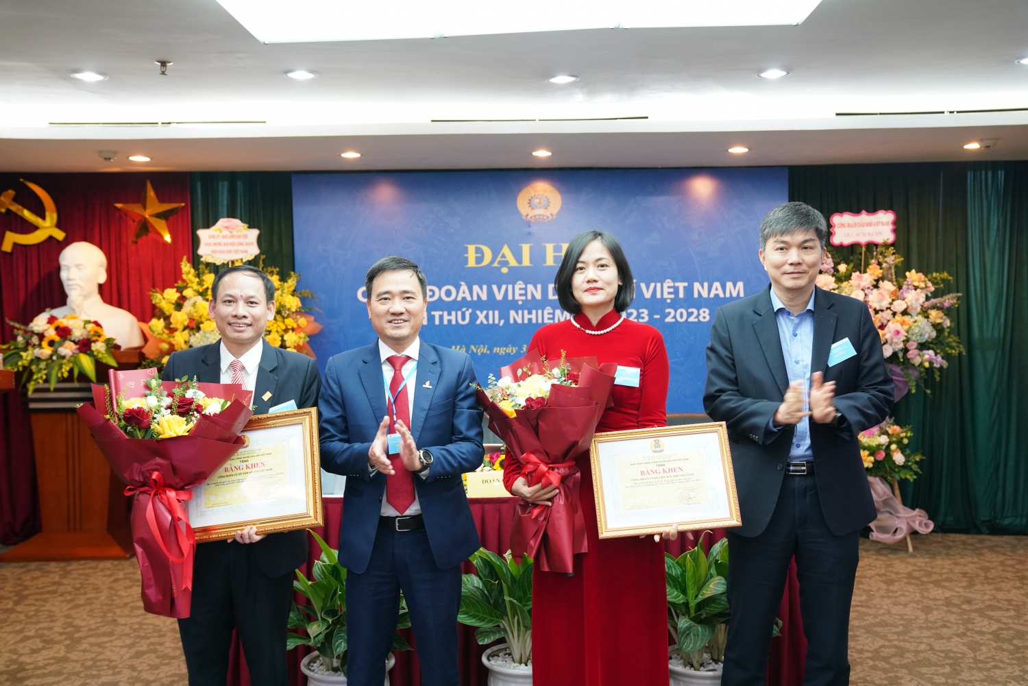 Công đoàn VPI và Công đoàn CSTV EPC đón nhận Bằng khen của Công đoàn Dầu khí Việt Nam cho tập thể có thành tích xuất sắc trong phong trào thi đua lao động giỏi và xây dựng tổ chức Công đoàn vững mạnh.