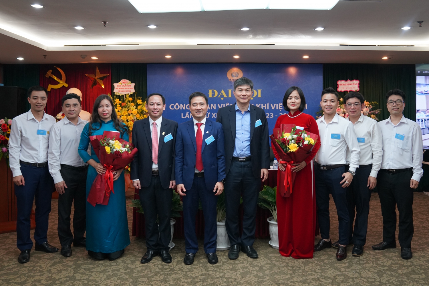 Phó Chủ tịch Công đoàn Dầu khí Việt Nam Vũ Anh Tuấn và Viện trưởng VPI Nguyễn Anh Đức chúc mừng Ban chấp hành Công đoàn VPI khóa XII, nhiệm kỳ 2023 - 2028.