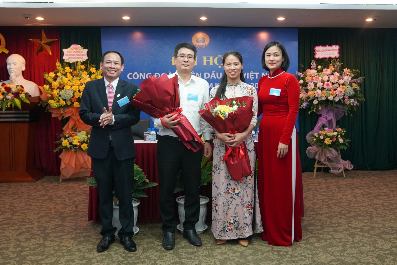 Đại diện Ban chấp hành Công đoàn VPI khóa XII tặng hoa cảm ơn các đồng chí Ban chấp hành Công đoàn VPI khóa XI thôi không tham gia Ban chấp hành khóa XII