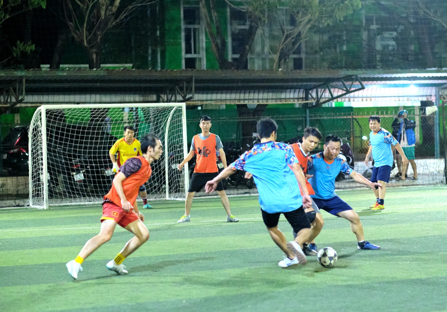 Một pha thi đấu bóng đá quyết liệt Một pha thi đấu bóng đá quyết liệt