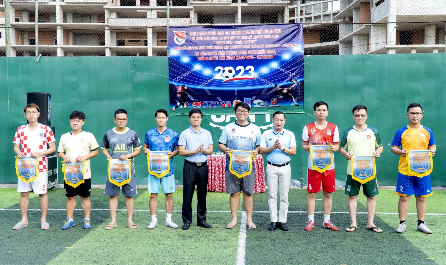 Lãnh đạo TP. Vũng Tàu tặng Cờ lưu niệm cho các đội tham dự Giải đấu