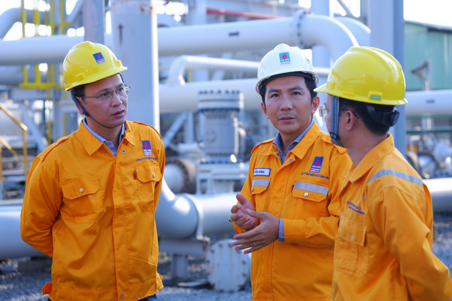 Phó giám đốc Công ty Chế biến Khí Vũng Tàu Bùi Tiến Dũng trao đổi chuyên môn cùng các thành viên Phó giám đốc Công ty Chế biến Khí Vũng Tàu Bùi Tiến Dũng trao đổi chuyên môn cùng các thành viên