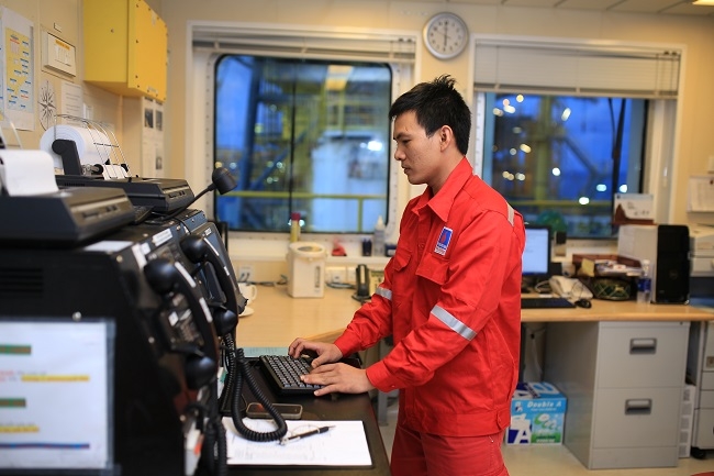 Người lao động PV Drilling làm việc trên giàn PV Drilling V. 