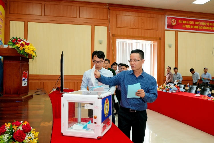 Công đoàn Xí nghiệp Xây lắp, Khảo sát và Sửa chữa các công trình khai thác dầu khí tổ chức thành công Đại hội đại biểu Công đoàn lần thứ XV Công đoàn Xí nghiệp Xây lắp, Khảo sát và Sửa chữa các công trình khai thác dầu khí Vietsovpetro tổ chức thành công Đại hội lần thứ XV