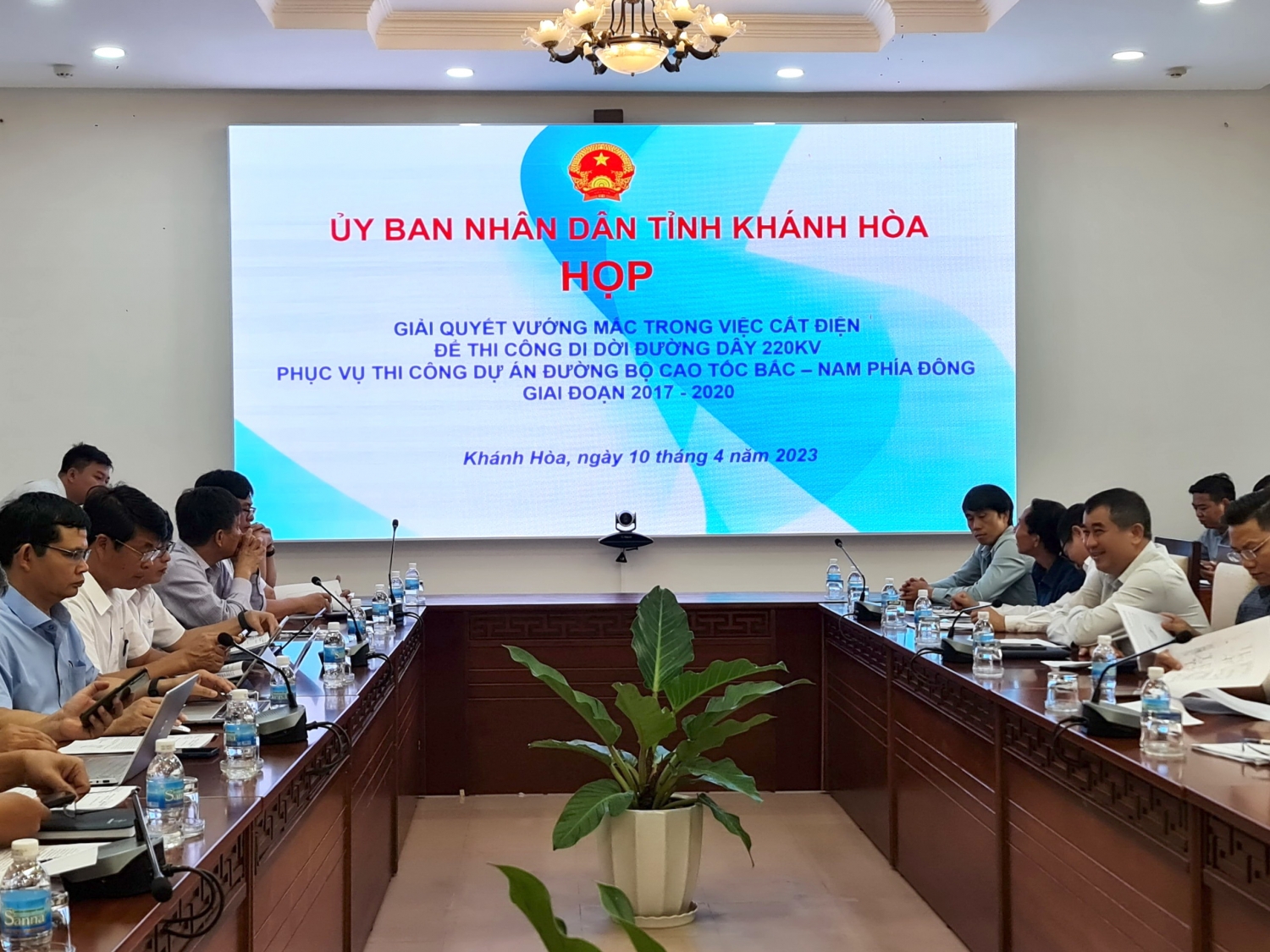 Cắt điện 6 ngày để di dời các vị trí giao chéo đường dây 220kV với cao tốc Bắc – Nam qua địa bàn tỉnh Khánh Hòa Cắt điện 6 ngày để di dời các vị trí giao chéo đường dây 220kV với cao tốc Bắc - Nam qua địa bàn tỉnh Khánh Hòa