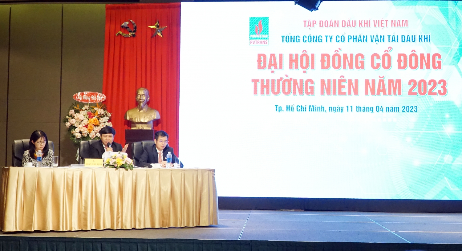 Lãnh đạo PVTrans trao đổi với cổ đông và nhà đầu tư trong phần thảo luận