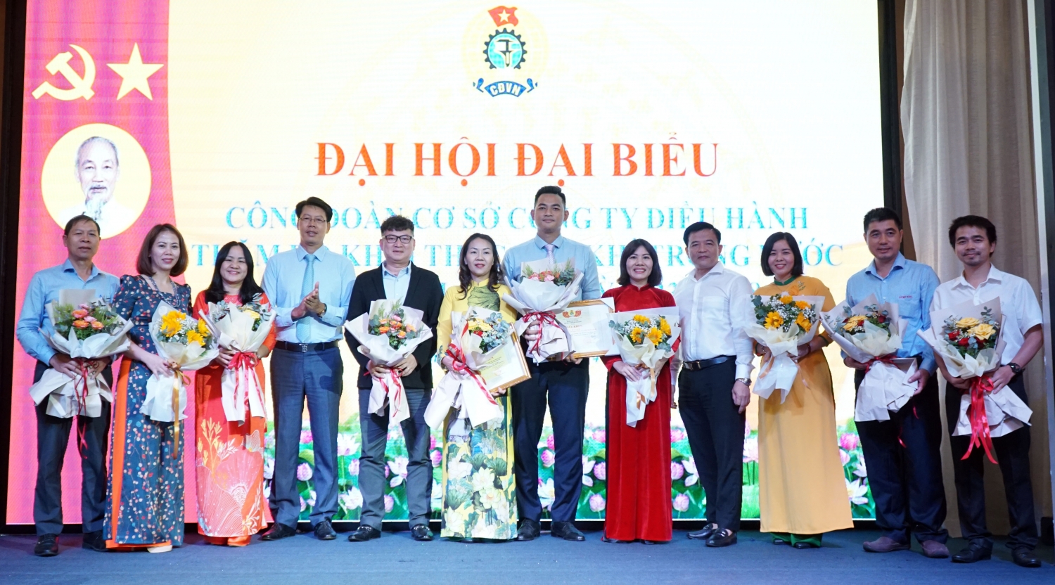 Công đoàn PVEP và lãnh đạo Công ty tặng hoa cảm ơn Ban Chấp hành Công đoàn PVEP POC khóa II